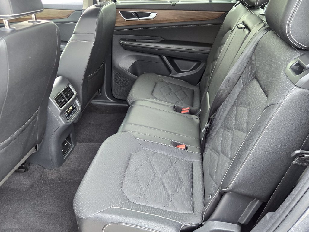 Certified 2024 Volkswagen Atlas SE w/ Black Wheel Package FWD image 12