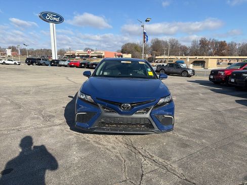 Used 2023 Toyota Camry SE image 3