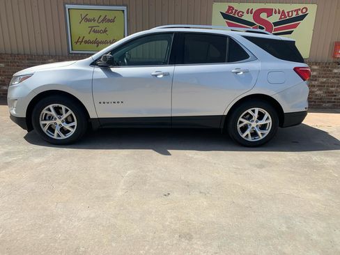 Used 2020 Chevrolet Equinox LT w/ LPO, Blackout Package image 5