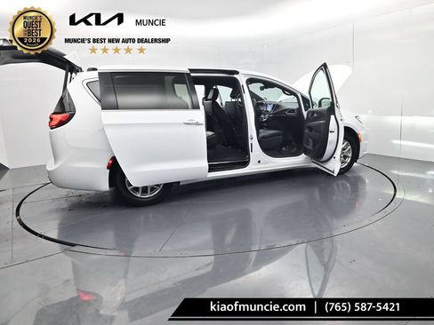 Used 2025 Chrysler Pacifica Select FWD image 52