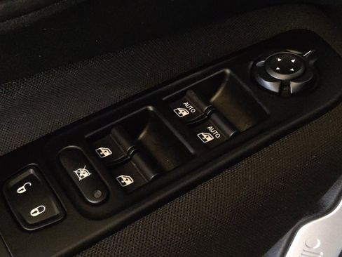 Used 2020 Jeep Renegade Latitude FWD image 27