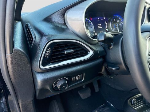 Used 2025 Chrysler Pacifica Select FWD image 11