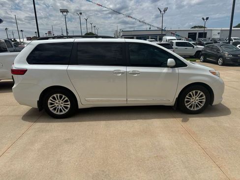 Used 2015 Toyota Sienna XLE Premium FWD image 35
