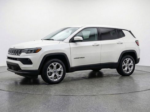 Used 2025 Jeep Compass Latitude AWD/4WD image 3