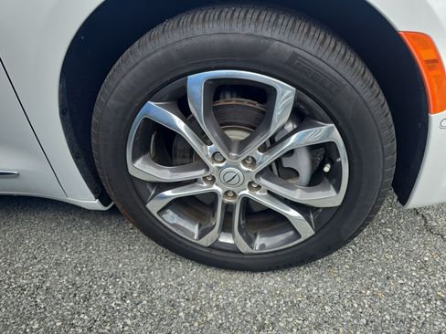 Used 2025 Chrysler Pacifica Pinnacle AWD/4WD image 9