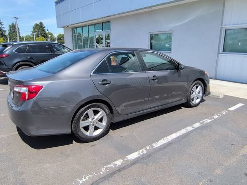 Used 2014 Toyota Camry SE FWD image 5