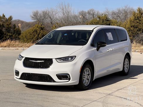 Used 2024 Chrysler Pacifica Touring-L image 8