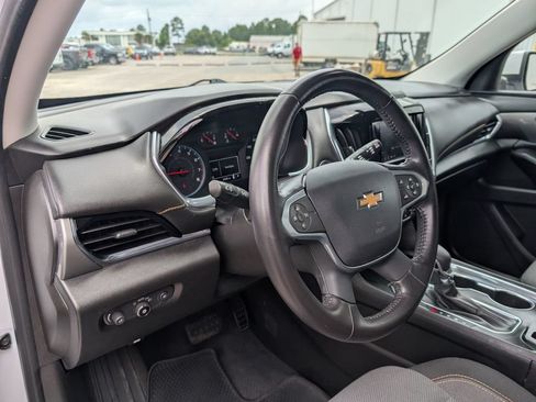 Used 2021 Chevrolet Traverse LT FWD image 33