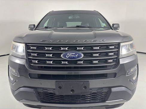 Used 2017 Ford Explorer XLT w/ Equipment Group 202A image 2
