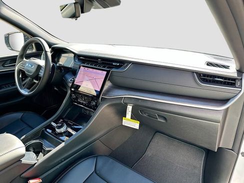 New 2025 Jeep Grand Cherokee Limited w/ Luxury Tech Group II image 32
