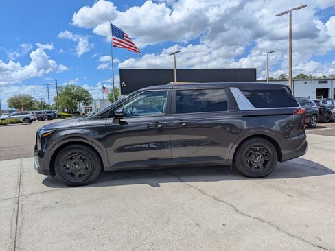 Certified 2025 Kia Carnival image 4