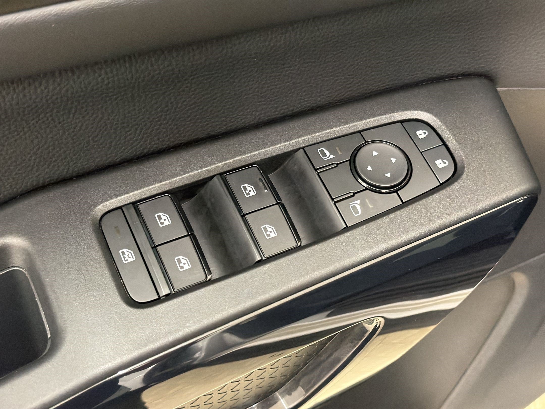 Used 2025 Nissan Pathfinder SV AWD/4WD image 14