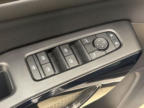 Used 2025 Nissan Pathfinder SV AWD/4WD image 14