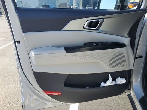 Used 2022 Kia Carnival LX image 38