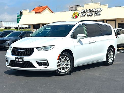 Used 2022 Chrysler Pacifica Touring-L image 2