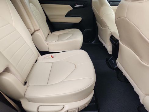Used 2023 Toyota Highlander XLE AWD/4WD image 32