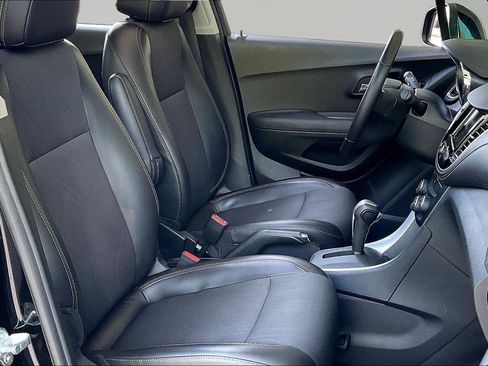 Used 2019 Chevrolet Trax LT w/ Sun & Sound Package AWD/4WD image 28