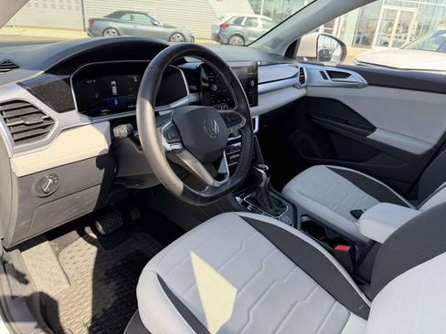 Used 2025 Volkswagen Taos SE AWD/4WD image 12