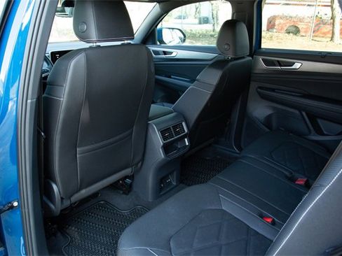 Certified 2025 Volkswagen Atlas Cross Sport SE image 39