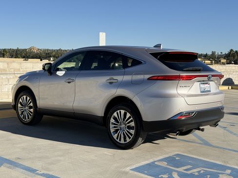 Used 2021 Toyota Venza Limited image 9