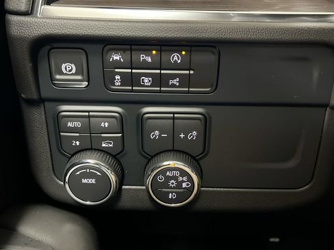 Used 2025 Chevrolet Tahoe Premier AWD/4WD image 18