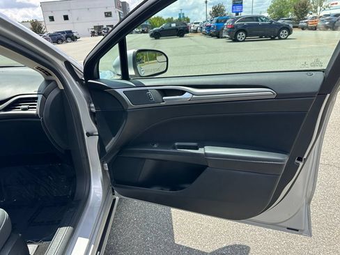 Used 2018 Ford Fusion SE w/ Fusion SE Technology Package FWD image 18