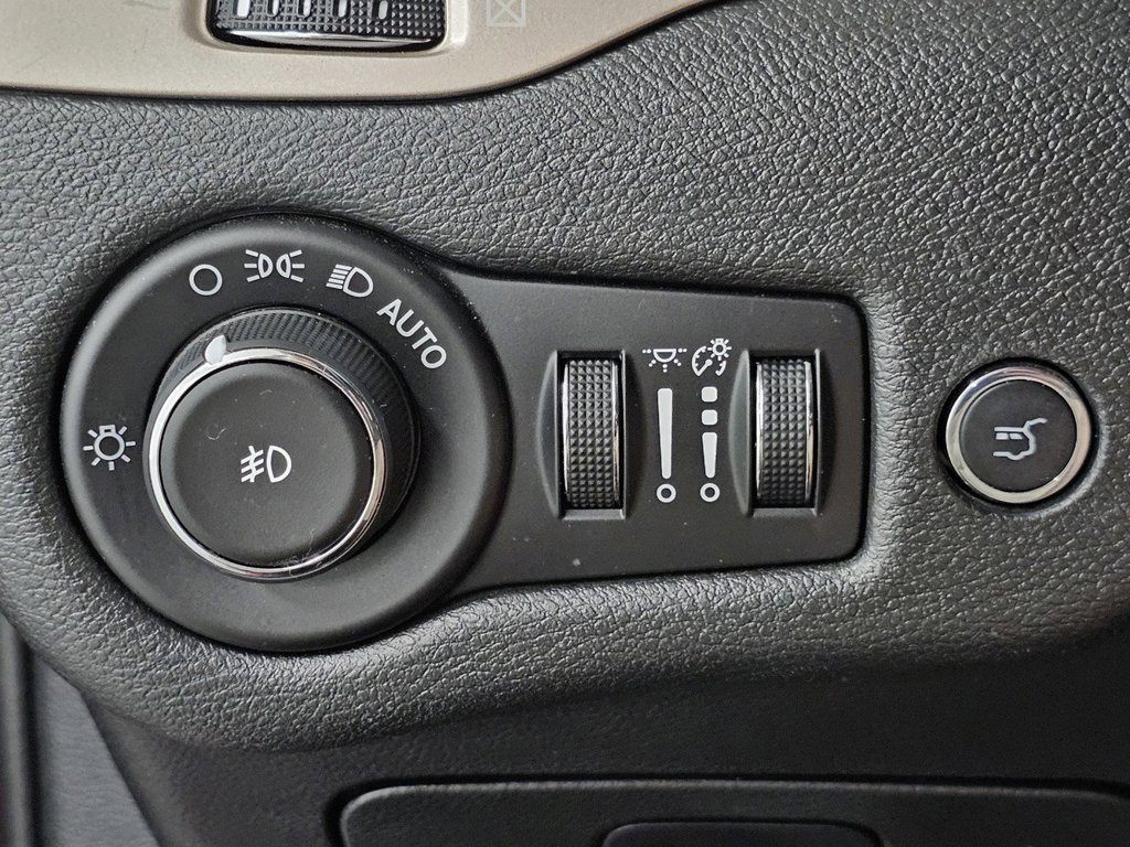 Used 2015 Jeep Cherokee Latitude w/ Comfort/Convenience Group FWD image 33