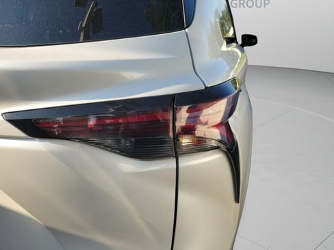 Used 2023 Toyota Sienna XLE FWD image 19