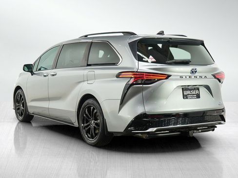 Used 2023 Toyota Sienna XSE FWD image 3