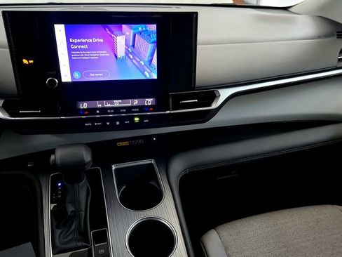 Certified 2025 Toyota Sienna LE AWD/4WD image 31