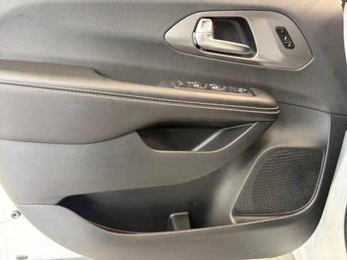 New 2026 Chrysler Pacifica Select image 13
