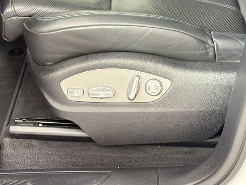 Certified 2023 Porsche Macan AWD/4WD image 16