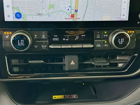 Used 2026 Toyota Highlander XLE image 16