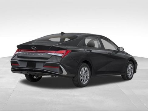 Used 2024 Hyundai Elantra SEL FWD image 5