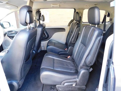 Used 2014 Chrysler Town & Country Touring image 15