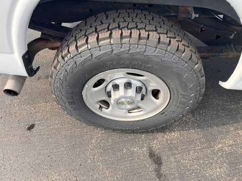 Used 2023 Chevrolet Express 2500 Work Van w/ Chrome Appearance Package image 13