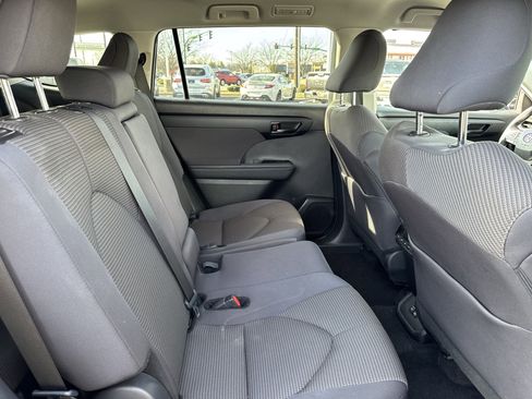 Used 2024 Toyota Highlander LE image 12