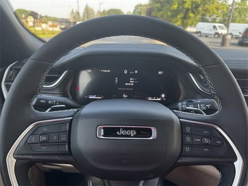New 2025 Jeep Grand Cherokee Limited w/ Luxury Tech Group II image 24