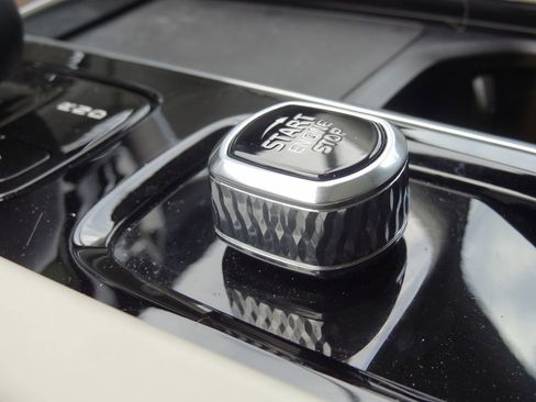 Used 2022 Volvo XC60 B5 Momentum w/ Protection Package Premier FWD image 10