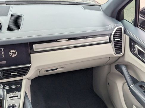 Used 2022 Porsche Cayenne S Platinum image 18