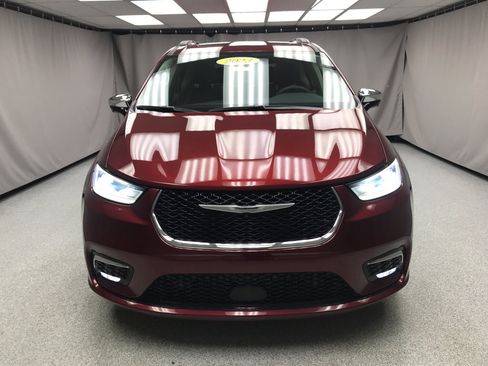 Used 2023 Chrysler Pacifica Limited image 6