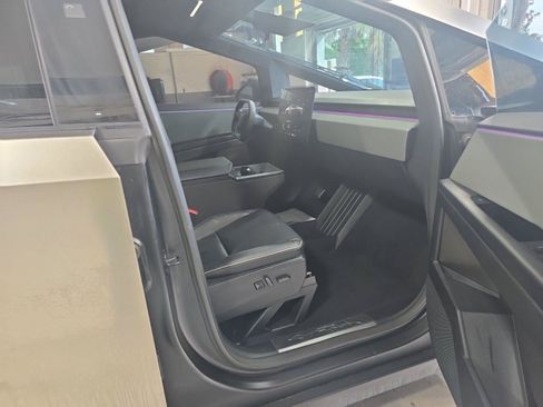 Used 2025 Tesla Cybertruck AWD Crew Cab image 12