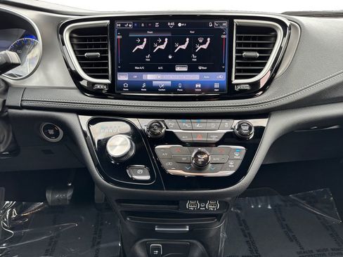 Used 2025 Chrysler Pacifica Select image 12