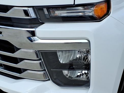 Used 2024 Chevrolet Silverado 2500 LT AWD/4WD image 11
