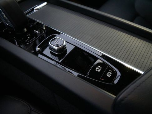 Certified 2025 Volvo XC60 B5 Core image 17