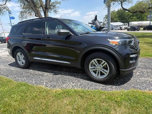 Used 2023 Ford Explorer XLT w/ Equipment Group 202A AWD/4WD image 2