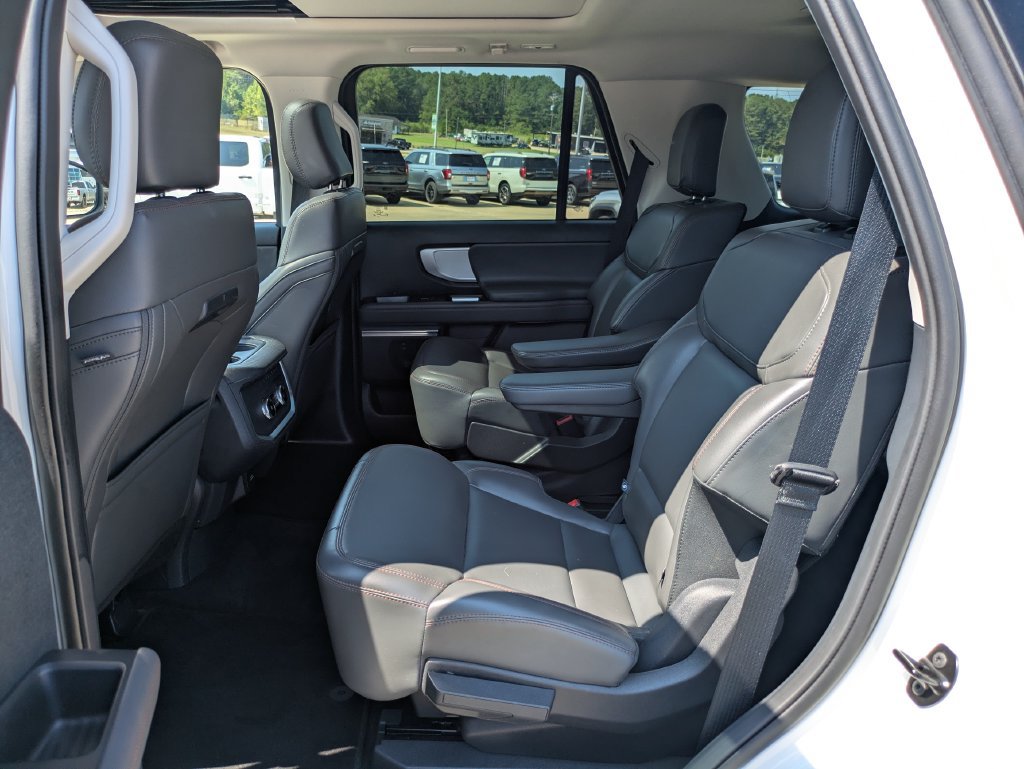 Used 2025 Ford Expedition Active AWD/4WD image 8