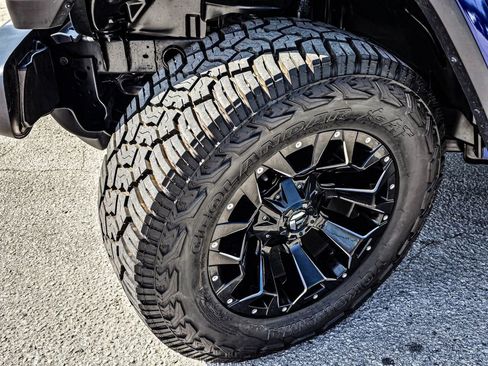 Used 2020 Jeep Wrangler Unlimited Sahara w/ Cold Weather Group AWD/4WD image 10