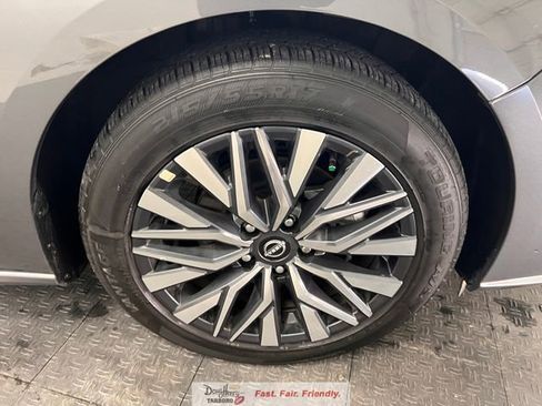 Used 2025 Nissan Altima 2.5 SV FWD image 17