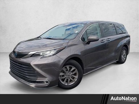 Used 2022 Toyota Sienna XLE image 1